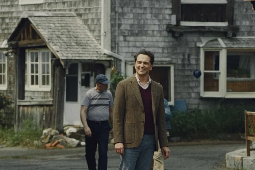 Matthew Rhys, în rolul primarului Tom Loftis, pe străzile din Widow’s Bay.